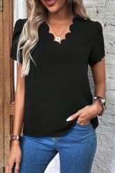 Дамска блуза в черен цвят с ефектно деколте