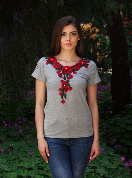 Дамска тениска с апликирани цветя и перли