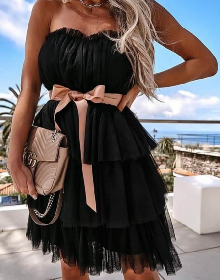 Кокетна дамска рокля в черно с панделка