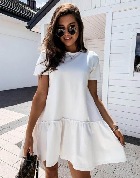 Атрактивна дамска рокля в бяло
