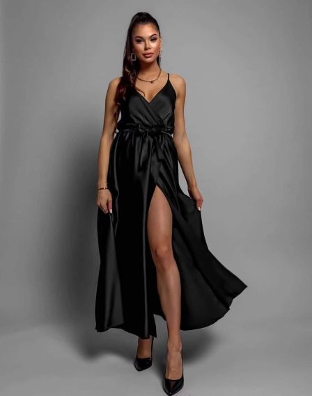 Дълга черна рокля с цепка