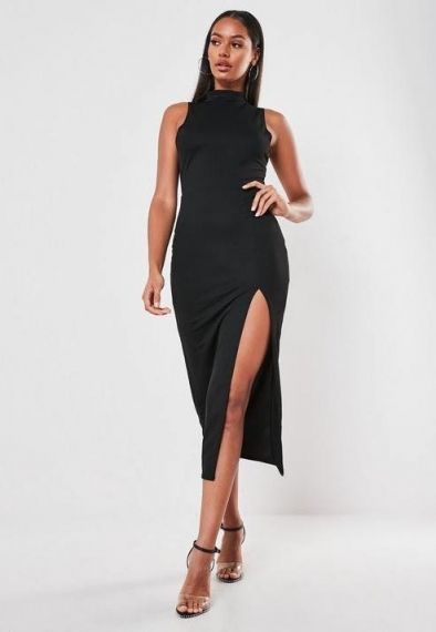 Черна рокля със затворено деколте