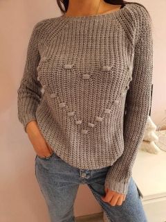Сив пуловер с плетено сърце