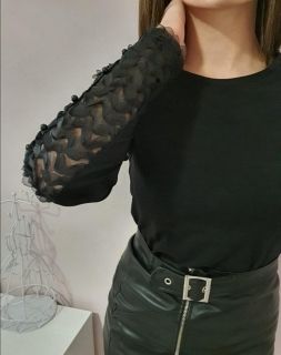 Дамска блуза с ефектен дълъг ръкав и перли