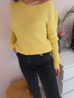 Пуловер с обло деколте в жълт цвят