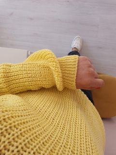 Пуловер с обло деколте в жълт цвят
