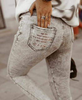 Накъсани дамски дънки в сиво с надпис на джоба