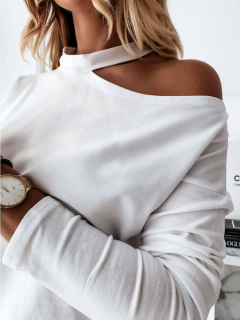 Дамска блуза в бяло с голо рамо