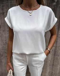 Изчистена дамска тениска в бяло