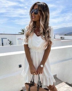 Кокетна рокля в бяло