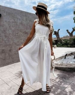 Дълга рокля в бяло с атрактивен гръб