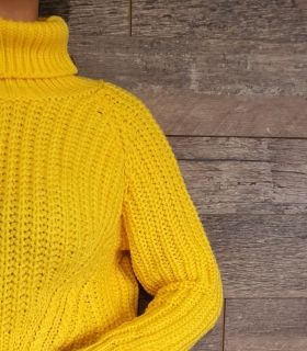 Жълт плетен пуловер с поло яка