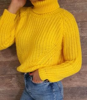 Жълт плетен пуловер с поло яка