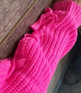 Розов плетен пуловер с връзки
