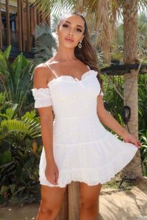 Екстравагантна дамска рокля в бяло