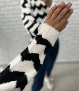 Дамски пуловер в черно и бяло