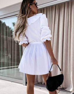 Кокетна къса рокля в бяло