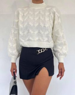 Къс дамски пуловер в бяло