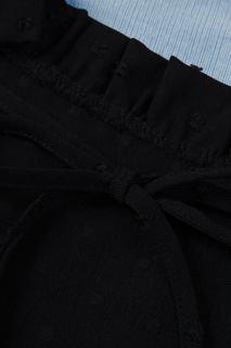 Дамска блуза в черно с къс ръкав и принт на точки