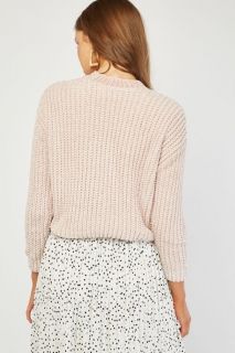 Плетен пуловер с изрязано деколте