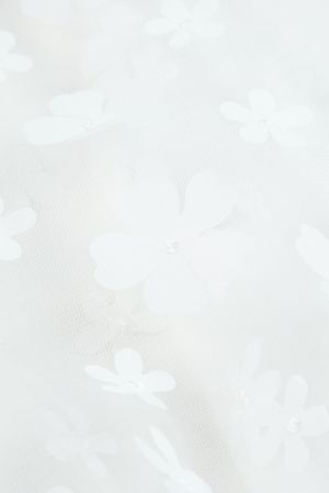Дамска блуза в бяло с ефектен тюл на цветя