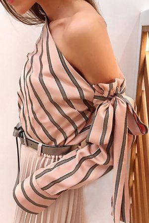 Дамска блуза в розово с асиметрично голо рамо със завръзване