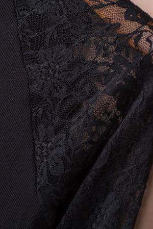 Дамска блуза в черно с дълги дантелени ръкави