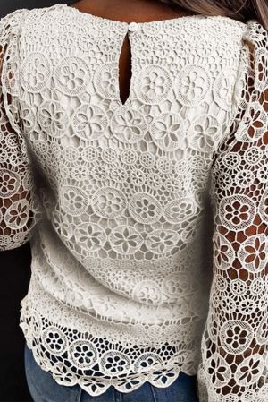 Ефектна дамска блуза в бяло с дълъг ръкав и бродерия