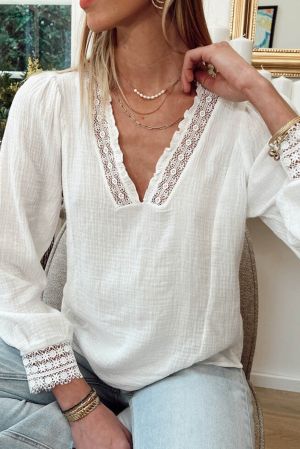 Дамска памучна блуза в бяло с V-образно деколте с бродерия