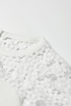 Дамска блуза в бяло с ефектна бродерия с флорален мотив