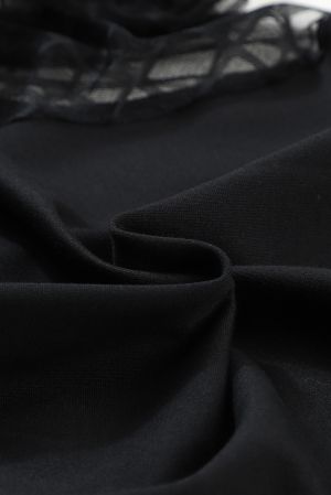 Дамско яке-бомбър в черен цвят с ефектни ръкави