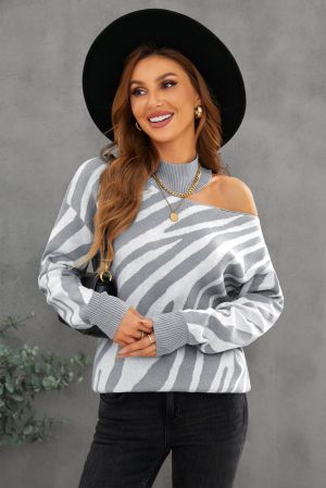 Дамски пуловер в сив цвят със зебра принт и голо рамо