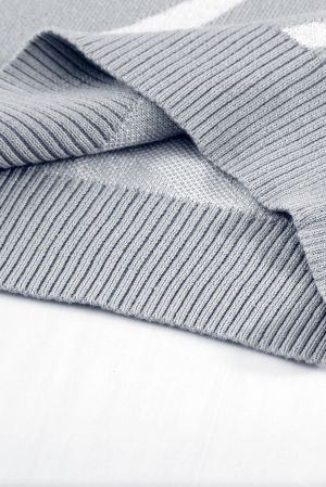 Дамски пуловер в сив цвят със зебра принт и голо рамо