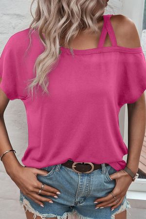 Дамска тениска в розов цвят с голо рамо