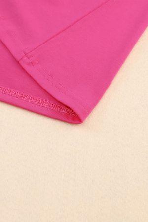 Дамска тениска в розов цвят с голо рамо