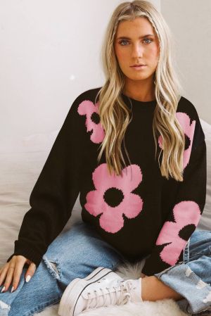 Дамски пуловер в черно с принт на обемни цветя