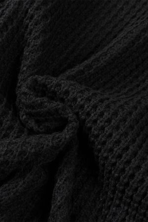 Дамски пуловер в черно с ефектни копчета