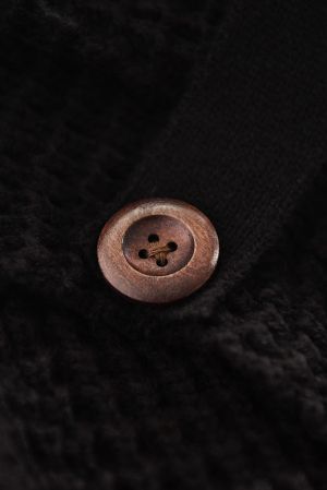 Дамски пуловер в черно с ефектни копчета