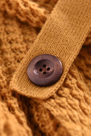Дамски пуловер в цвят горчица с ефектни копчета