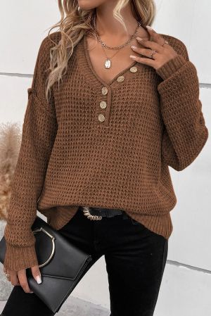 Дамски пуловер в кафяв цвят с ефектно деколте с копчета