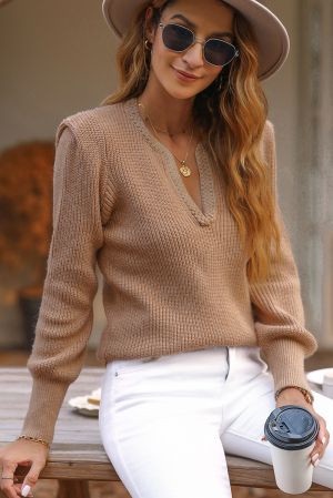Дамски пуловер в кафяво с плетено V-образно деколте