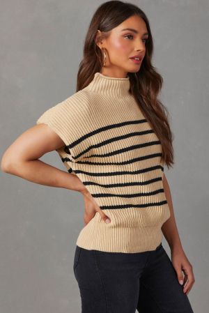 Дамски пуловер в бежово с къс ръкав