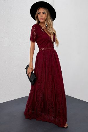 Дълга дантелена дамска рокля в цвят бордо с V-образно деколте