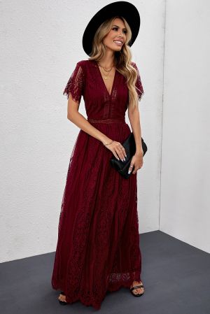 Дълга дантелена дамска рокля в цвят бордо с V-образно деколте