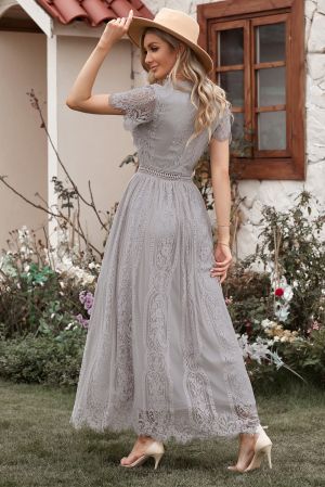 Дълга дантелена дамска рокля в сив цвят с V-образно деколте
