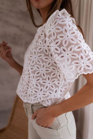 Дамска блуза в бяло с къс ръкав и флорален мотив