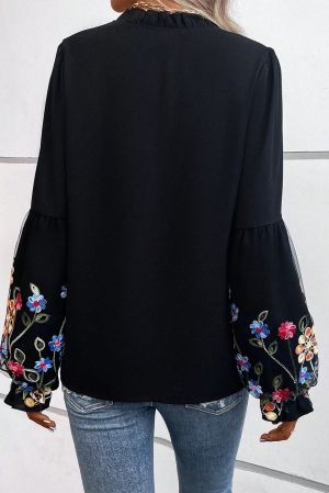 Дамска блуза в черно с дълъг ръкав и бродерия с цветя