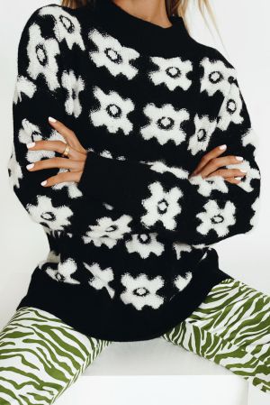 Дамски пухкав пуловер в черно с флорален мотив