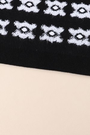 Дамски пухкав пуловер в черно с флорален мотив