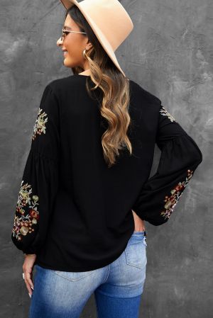 Дамска блуза в черно с дълъг ръкав и бродерия с цветя